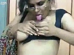 Seorang guru India memamerkan keahliannya membesarkan ayam jantan dalam video seks desi ini