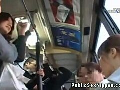 חובבן יפני נותן עבודת יד באוטובוס ציבורי