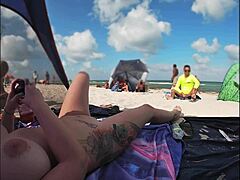 Mr. Kiss rejtett kamerája egy meztelen tengerparti képet készít egy exhibicionista párról