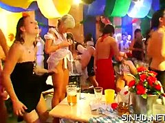 Nachtclub-Party verwandelt sich in wildes Ficken mit süßen Amateuren