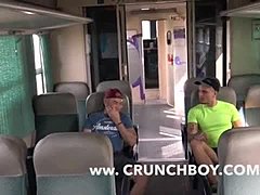 Un hombre árabe se pone sucio en un tren con un extraño gay