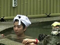 Азиатское чувственное приключение в ванне под открытым небом с высоким разрешением от Otome no Yus