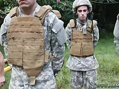 Pertunjukan latihan tentera gay dengan blowjob gay yang sengit dan aksi dubur