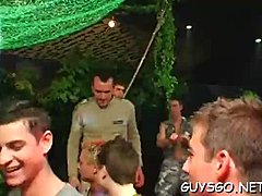 Divja gejevska seks zabava z množico moških pod tušem