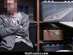 O poliţistă MILF cu sâni mari este dominată de un tip care fură din magazine pe o cameră ascunsă
