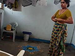 Indyjska laska z włosami rozbiera się i pokazuje swoje owłosione pachy w HD