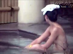 Японка принимает ванну с мокрым глазом