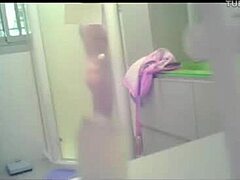 Kamera tersembunyi menangkap mata-mata bilik mandi intim ibu saya