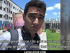 Latinleche - un homme hétéro se livre à un adorable Latino pour de l'argent