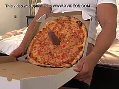 Az olasz pizza kiszállító lány a szájába vágyt a magömlés után, miután kielégítette vágyait