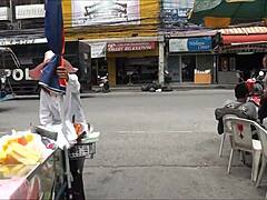 Тайландска туристка се прави непослушна на улицата