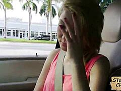 Amatorka blondynka uwodzi perwersyjnego nieznajomego na publiczną przejażdżkę