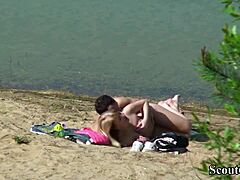 Um casal amador alemão grava-se secretamente fazendo sexo na praia