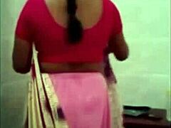 Ciotka Madurai drażni się ze swoim rozdartym ubraniem