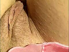 Hjemmelavet POV-video af en varm MILF, der onanerer med små bryster og naturlige bryster