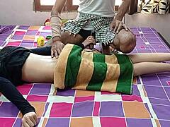 Узбуђена маћеха заводи пријатеља свог сина за хардкор анални секс у индијском видео снимку слатке деци