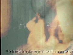 Un divertissement d'une lanterne foncée présente les confessions érotiques d'un homme britannique mature dans une vidéo porno vintage
