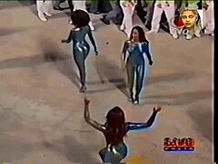 Latinas kleden zich uit tijdens een Braziliaans carnaval voor een hete dans