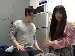 O femeie japoneză este ridicată şi futută în toaleta