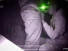 A rejtett kamera rögzíti a vonaton élő párok szexét