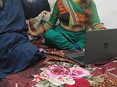 Una chica paquistaní es sorprendida viendo porno en una computadora portátil y es follada por todos los orificios con palabras sucias