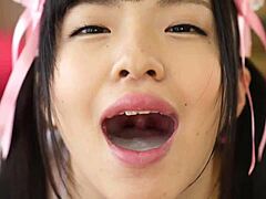 Asiatisches Dienstmädchen gibt in einem japanischen Video einen atemberaubenden Blowjob