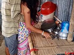 Зрелая индийская пара изучает межрасовый секс на кухне на веб-камере