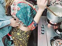 Индийската съпруга получава анален секс от съпруга си, докато готви