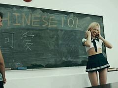 Chloe Cherry, en blondine med en stor røv, bliver kneppet af sin kinesiske lærer i klasseværelset