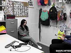 Milf anne ve kızı mağazada polis memuru Mike Mancini ile yaramazlık yapıyor