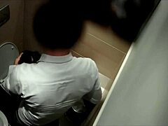 Een jonge vrouw geniet van deepthroating op het toilet