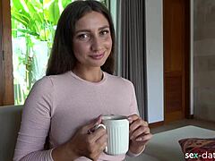امرأة سمراء صغيرة من موقع المواعدة تُدعى لتناول الشاي وتقوم بعمل سكر