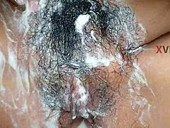 화장실에서 면도 된 이있는 인도 소녀의 근접 뷰