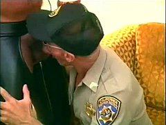 Un orso muscoloso in calze di pelle riceve un pompino da un poliziotto