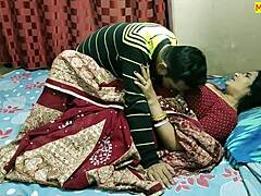 Μια Ινδή MILF παίρνει το μουνί και τον πρωκτό της από έναν στενό φίλο