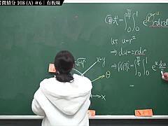 V tem videu Zhang Xu, študentka s Tajvana, razkazuje svoje najnovejše naloge v matematiki