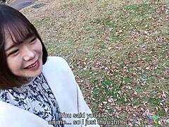 Japanin teinipornovideo, jossa tokiolainen Ayumi saa sormensa ja nuolen pillunsa