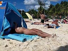 Amateur jouant à la plage topless avec des échangistes excités