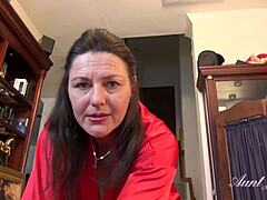 Den mogna styvmamman Joana ger dig en tabuiserad massage och handjobb i moster Judys video
