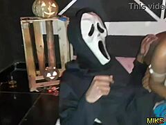 Danny, une MILF amateur, et son mari Mike se livrent au sexe en groupe lors d'une fête d'Halloween