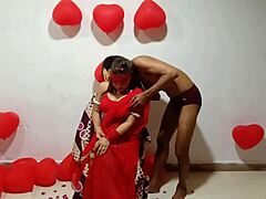 Et erotisk indisk par feirer Valentines Day med vill og lidenskapelig sex i røde sarier
