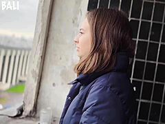 Osmnáctiletá dívka se nechutná s cizincem ve videu 4k