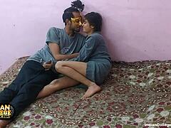 Παρακολουθήστε αυτό το αδύνατο ινδικό μωρό να γεμίζει το μουνί και τον κώλο της με σπέρμα σε αυτό το σπιτικό πορνό βίντεο