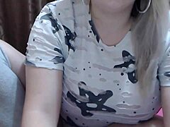 Adolescente amatoriale con grandi seni e curve si masturba sulla webcam