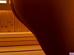 Estudante amadora se entrega a brincar com sua vagina molhada em uma sauna pública