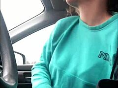 Colegiala amateur hace una mamada de garganta profunda en el coche