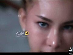 Ázijské porno video obsahuje boxerku, ktorá dostáva do tváre a je ovládaná v rôznych sexuálnych polohách