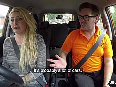 Getatoeëerde blonde milf heeft buiten seks in een auto