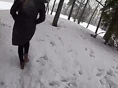 Si cantik pirang menikmati salju dengan kekasihnya