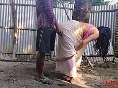 O soție indiană își arată abilitățile hardcore într-un videoclip de dracu în aer liber